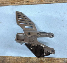2006-2007 OEM YAMAHA YZF R6 - LEFT REARSET BRACKET & HEEL GUARD