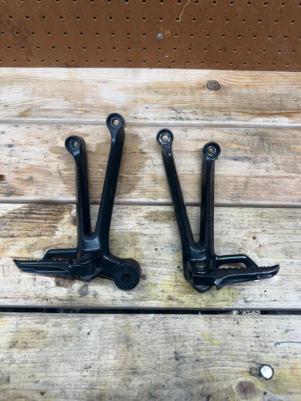 2005-2006 OEM SUZUKI GSXR1000 GSXR 1000 OEM LEFT RIGHT REAR PASSENGER PEGS