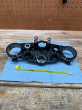 08-19 OEM SUZUKI GSX1300R TOP UPPER TRIPLE CLAMP TREE