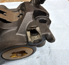 2006-2007 OEM YAMAHA YZF R6 - RIGHT CALIPER * DAMAGE *
