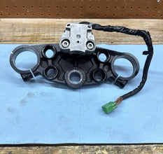 1999-2005 OEM  SUZUKI HAYABUSA - IGNITION WITH KEY AND TOP TRIPLE TREE
