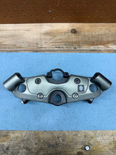 99-07 OEM GSX1300R HAYABUSA FRONT UPPER TRIPLE TREE CLAMP & HOLDER