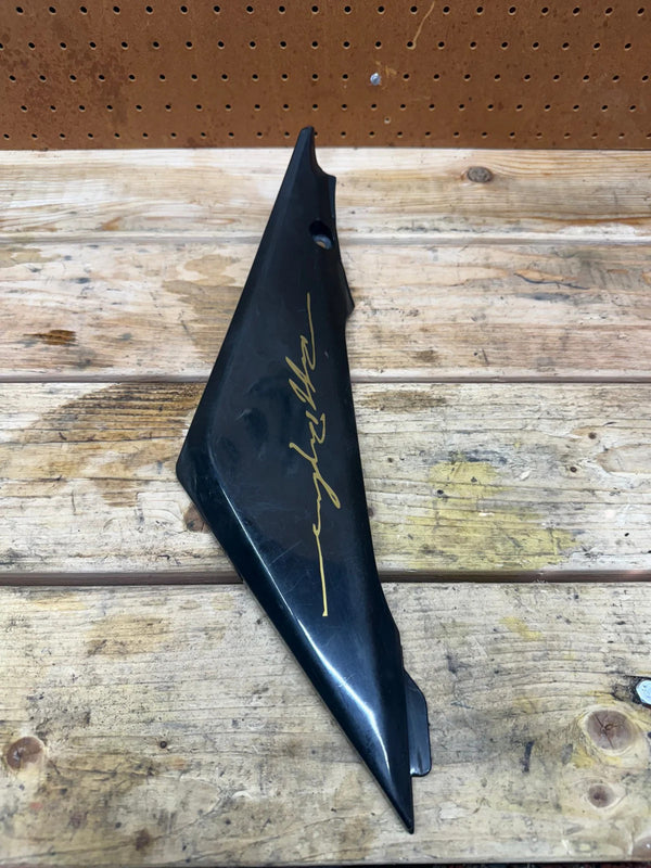 2005 2006 OEM SUZUKI GSXR1000 RIGHT SIDE FUEL TANK TRIM 47111-41G0