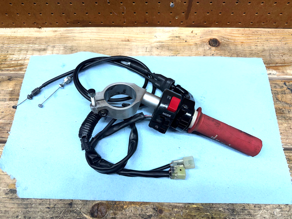 17-20 OEM YAMAHA YZF R6 RIGHT CLIPON HANDLEBAR W/ KILL SWITCH CONTROLS & CABLES