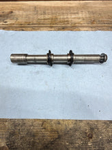 08-16 OEM YAMAHA R6 - FRONT AXLE & SPACERS / NUT