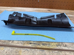 2004-2005 OEM SUZUKI GSXR 600 GSX600R TOP RADITAOR PLASTIC GUARD ENGINE