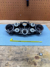 99-07 OEM GSX1300R HAYABUSA FRONT UPPER TRIPLE TREE CLAMP & HOLDER