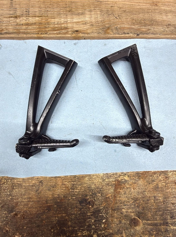 2006-2007 OEM YAMAHA YZF R6 - PASSENGER PEGS FOOT RESTS