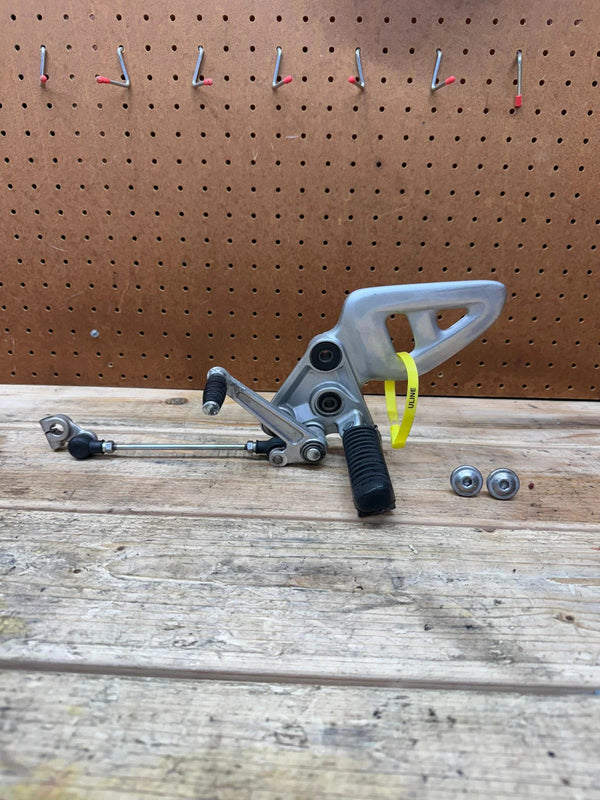 1999-2007 OEM SUZUKI HAYABUSA LEFT REARSET REAR SET FOOT PEG W SHIFTER & BOLTS
