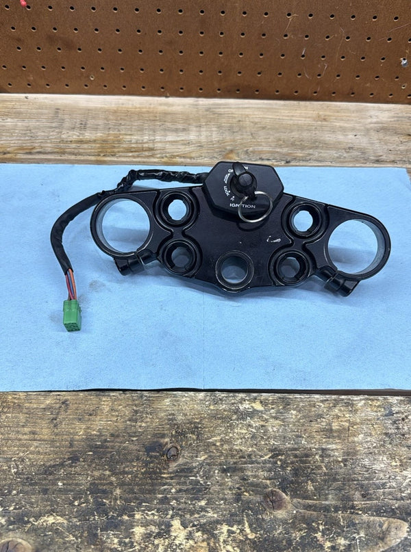1999-2005 OEM  SUZUKI HAYABUSA - IGNITION WITH KEY AND TOP TRIPLE TREE